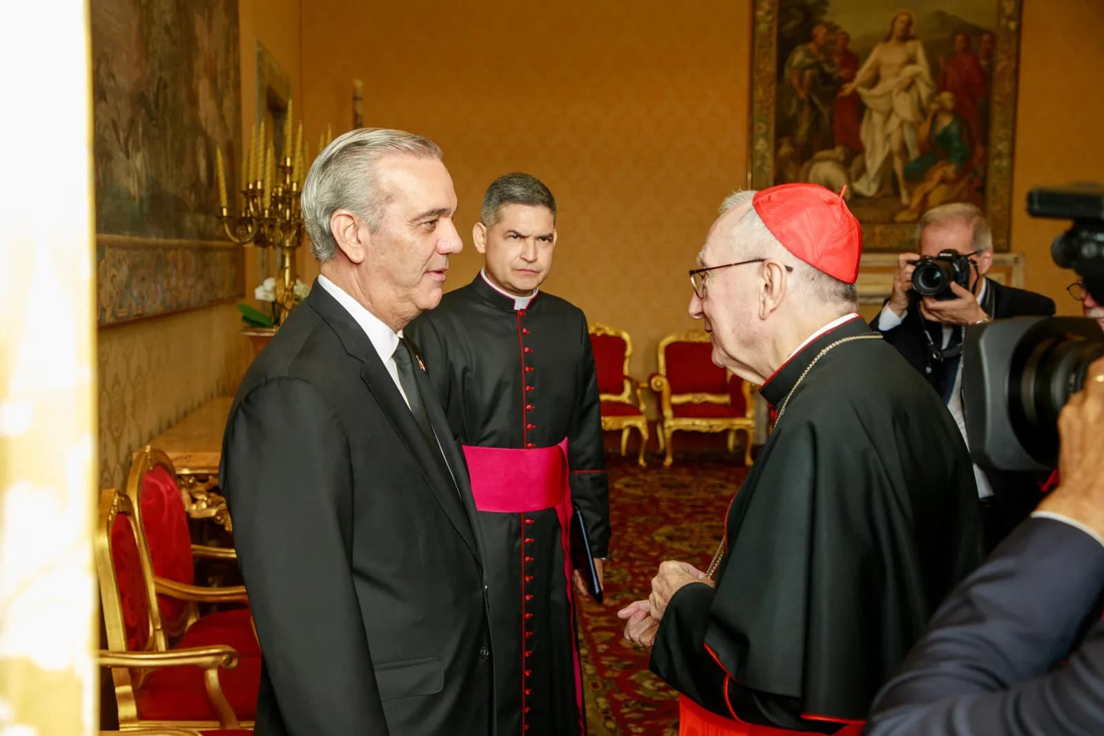 Presidente Abinader y secretario de Estado de la Santa Sede, Pietro Parolin abordan asuntos de Estado y la situación internacional en el Vaticano